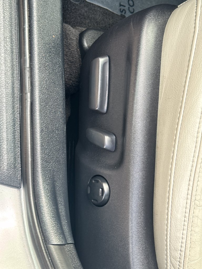 Used 2016 Silver Toyota XLE Premium image 50