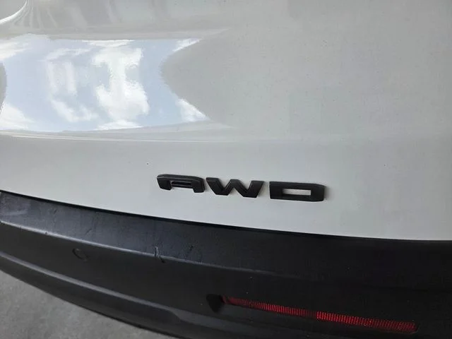 Used 2021 White GMC SLE image 12