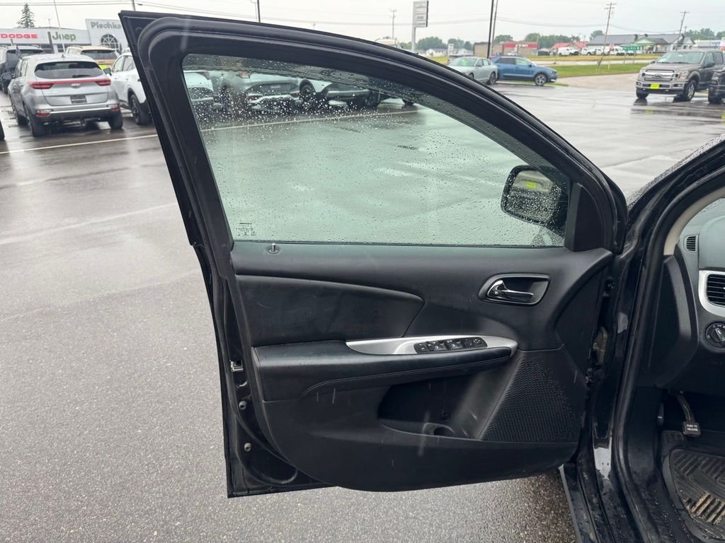 Used 2016 Black Dodge SXT image 17