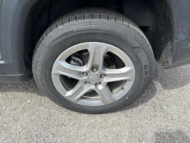 Used 2024 Gray Jeep Latitude image 10