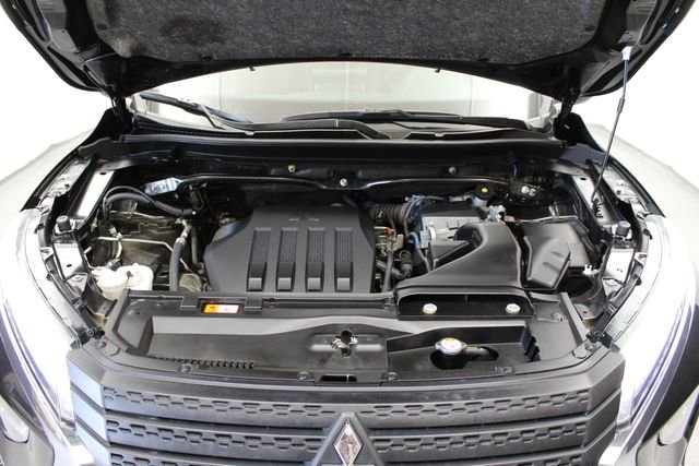 Used 2024  Mitsubishi SEL image 32
