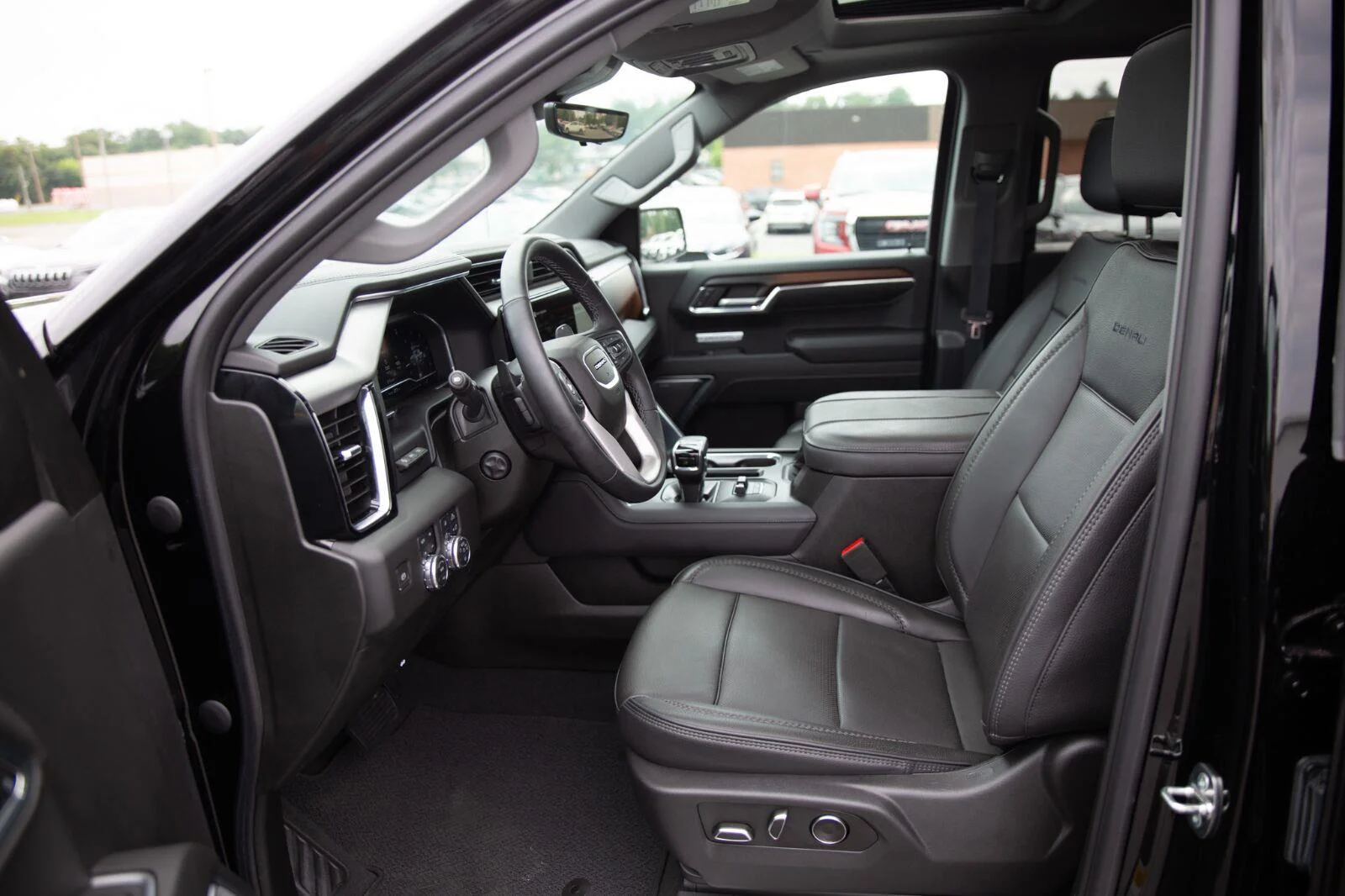 Used 2024 Onyx Black GMC Denali image 25
