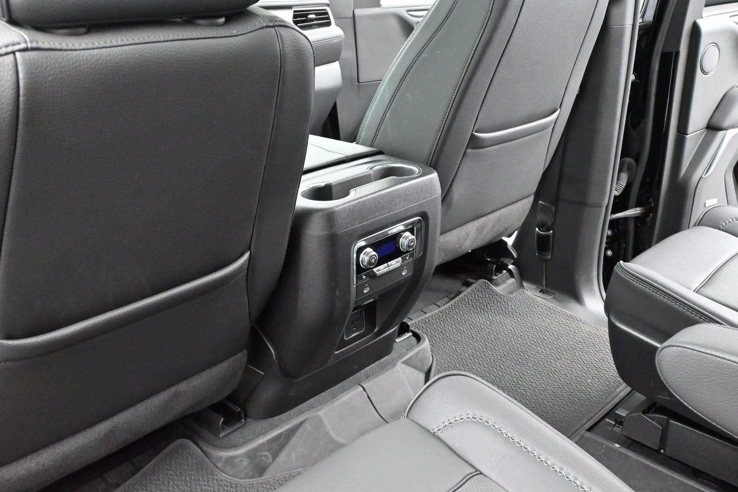 Used 2024 Onyx Black GMC Denali image 32