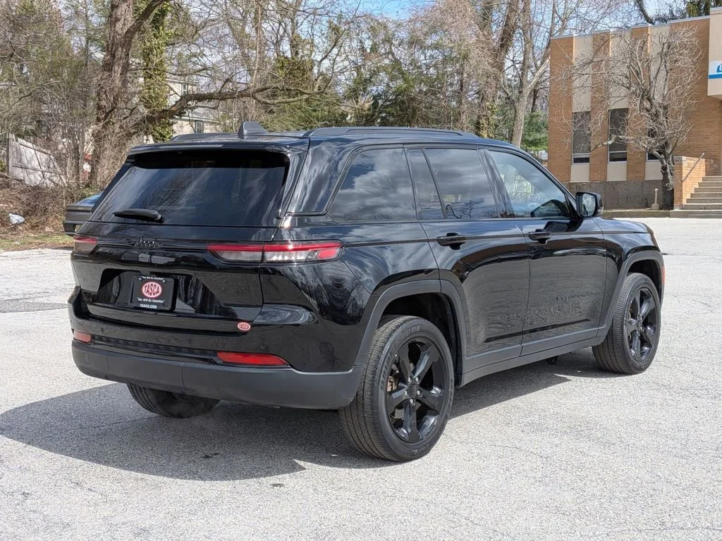 Used 2023 Black Jeep Altitude X image 3
