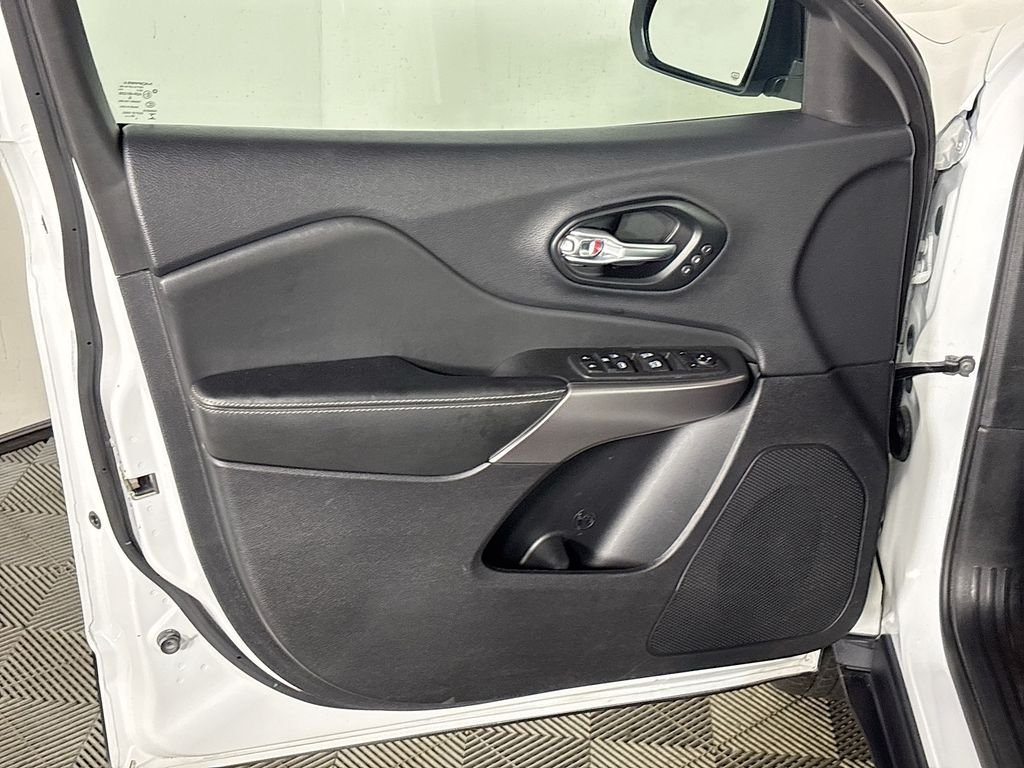 Used 2022 Bright White Clearcoat Jeep Limited image 10