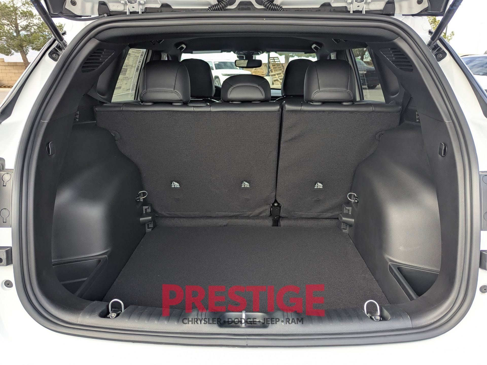 New 2026 Bright White Clear-Coat Exterior Paint Jeep Latitude image 7