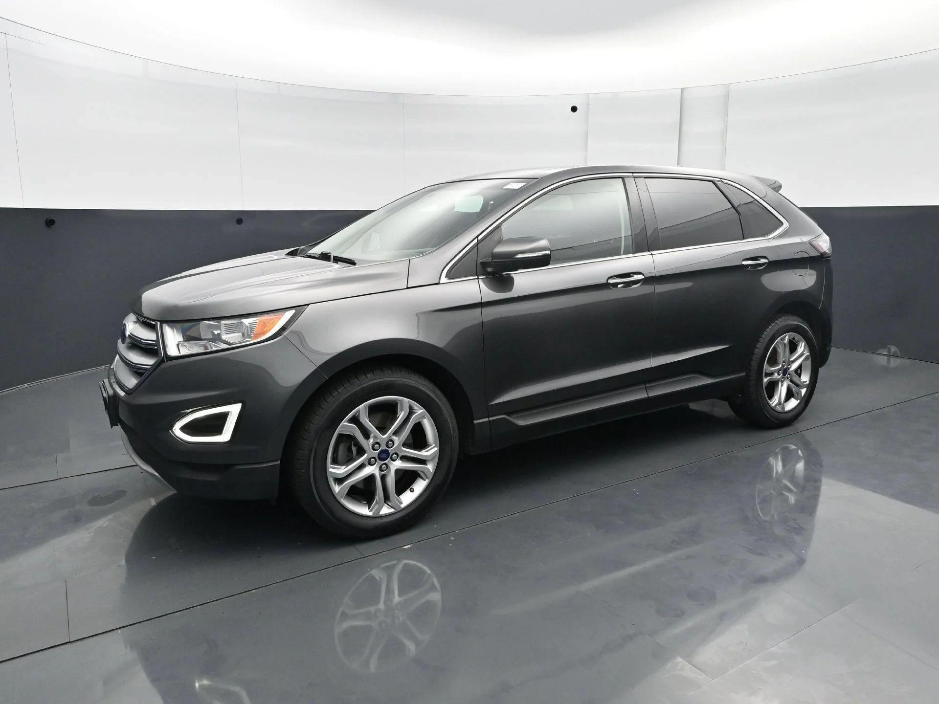 Used 2015  Ford 4D WAGON TITANIUM AWD image 2