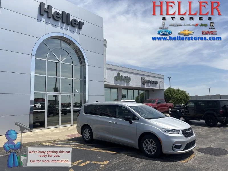 2024 Chrysler Pacifica Touring L's photo