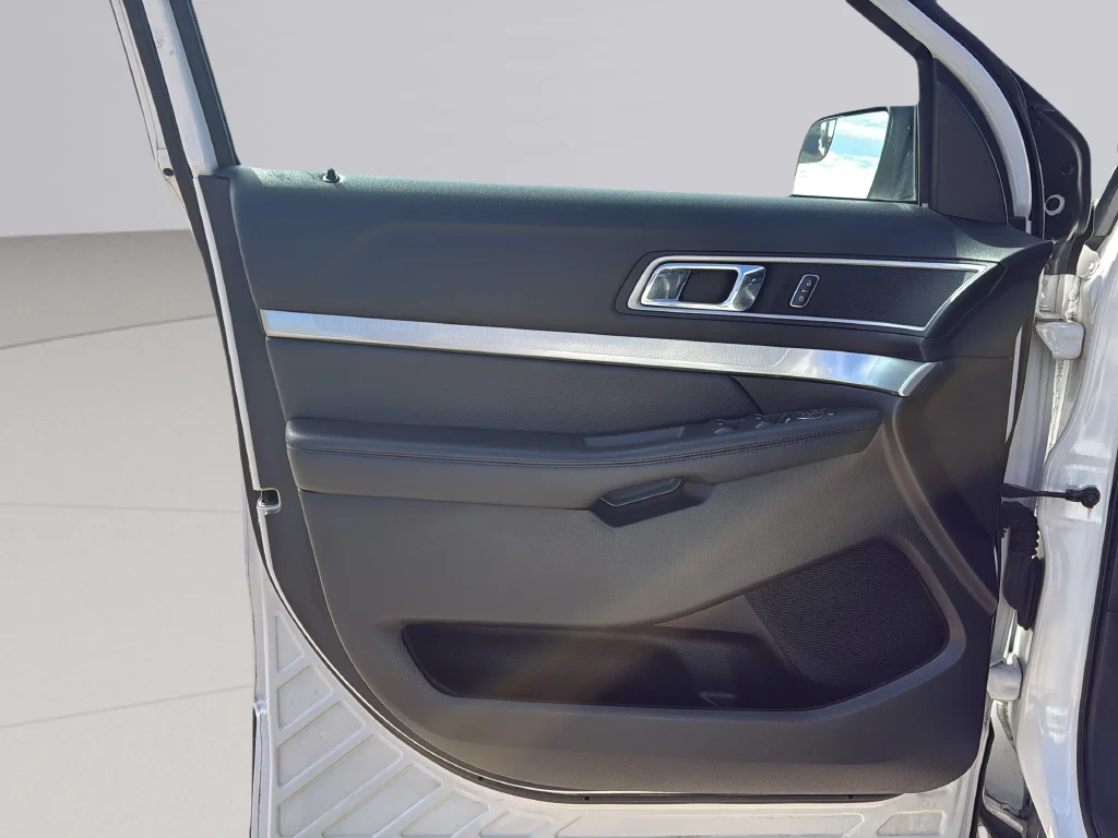 Used 2017 White Platinum Clearcoat Metallic Ford XLT image 25