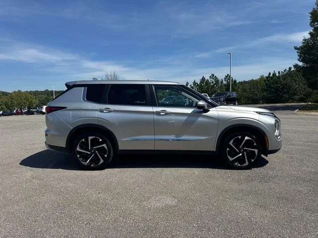 Used 2022 Silver Mitsubishi SE image 3