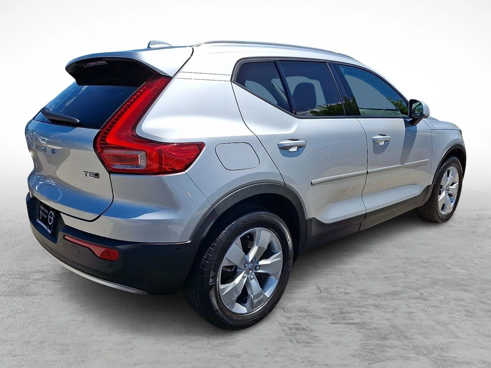 Used 2019 Bright Silver Metallic Volvo Momentum image 6