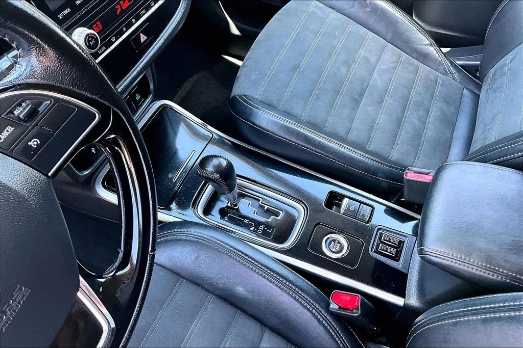 Certified Used 2020  Mitsubishi SE image 18