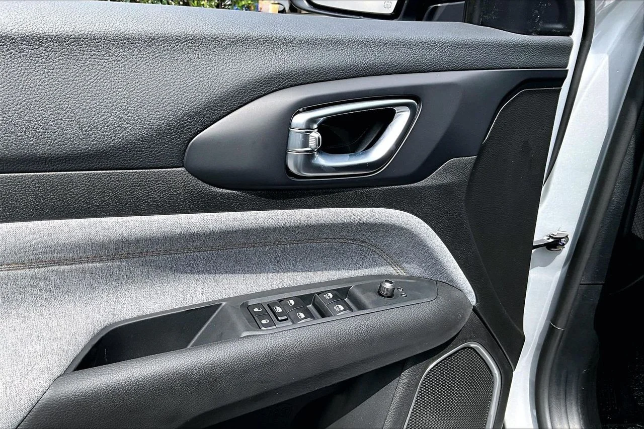 New 2026 Silver Zynith Metallic Clearcoat Jeep Latitude image 26
