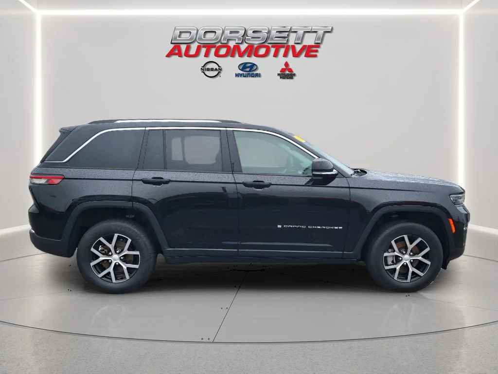 Used 2023 Diamond Black Crystal Pearlcoat Jeep Limited image 5
