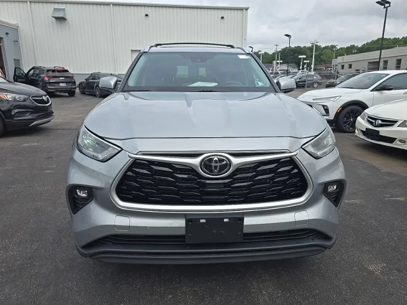 Used 2021 Silver Toyota XLE image 2