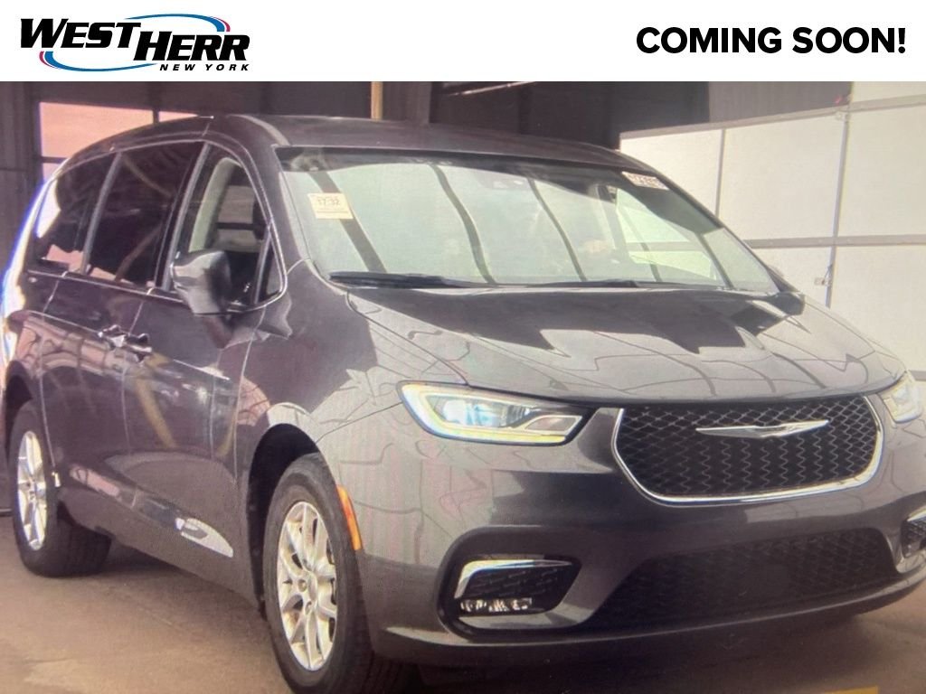 2023 Chrysler Pacifica Touring L's photo