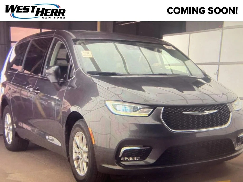 2023 Chrysler Pacifica Touring L's photo