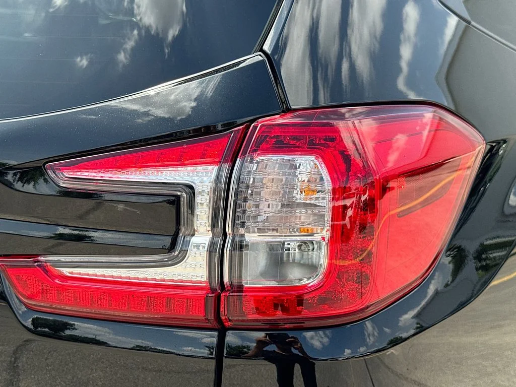 Used 2025 Black Subaru Onyx Edition Touring image 34