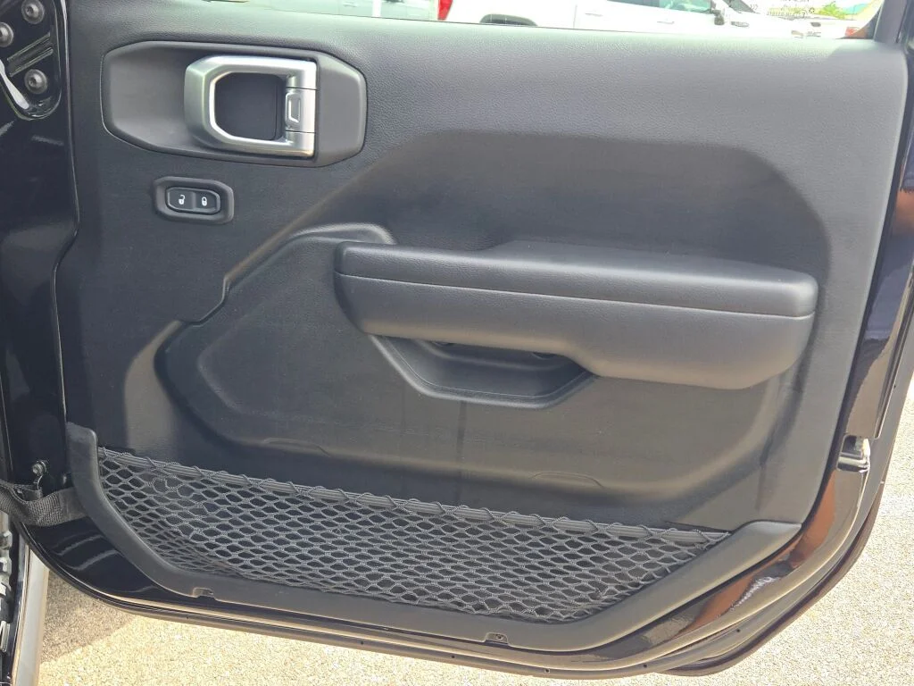 Used 2020 Black Jeep Unlimited Sport image 9