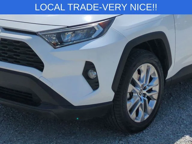 Used 2019 White Toyota XLE Premium image 9