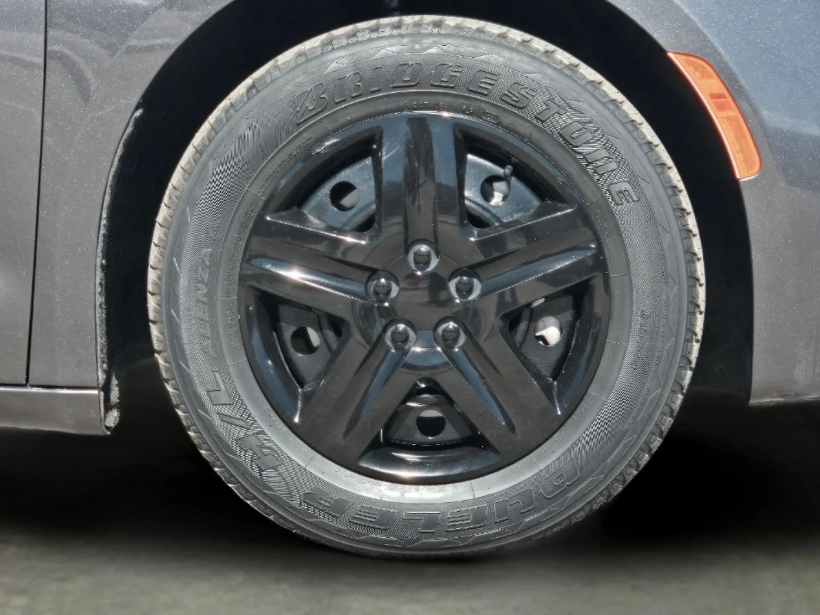 Used 2019 Granite Crystal Metallic Clearcoat Chrysler L image 51