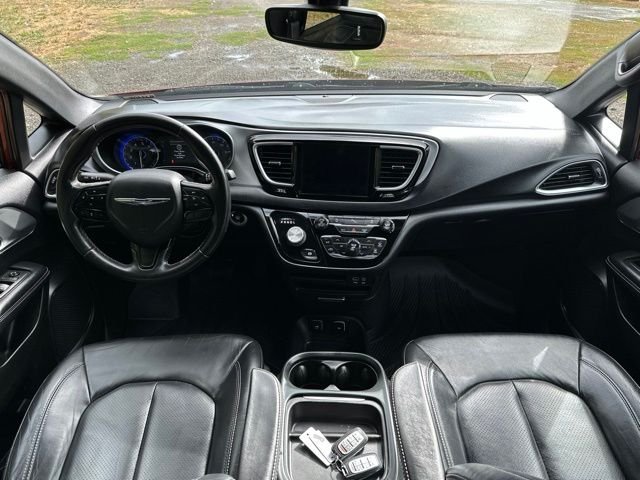 Used 2018 Copper Pearlcoat Chrysler Touring L image 31