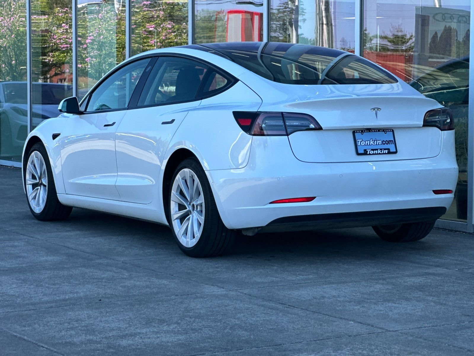 Used 2022 White Tesla Base image 5