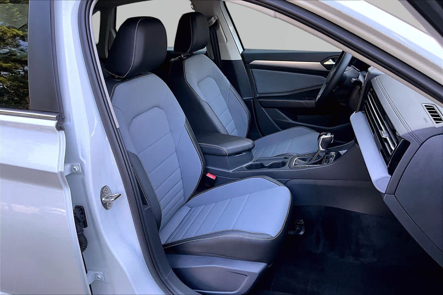 Used 2025 Opal White Pearl Volkswagen SE image 9