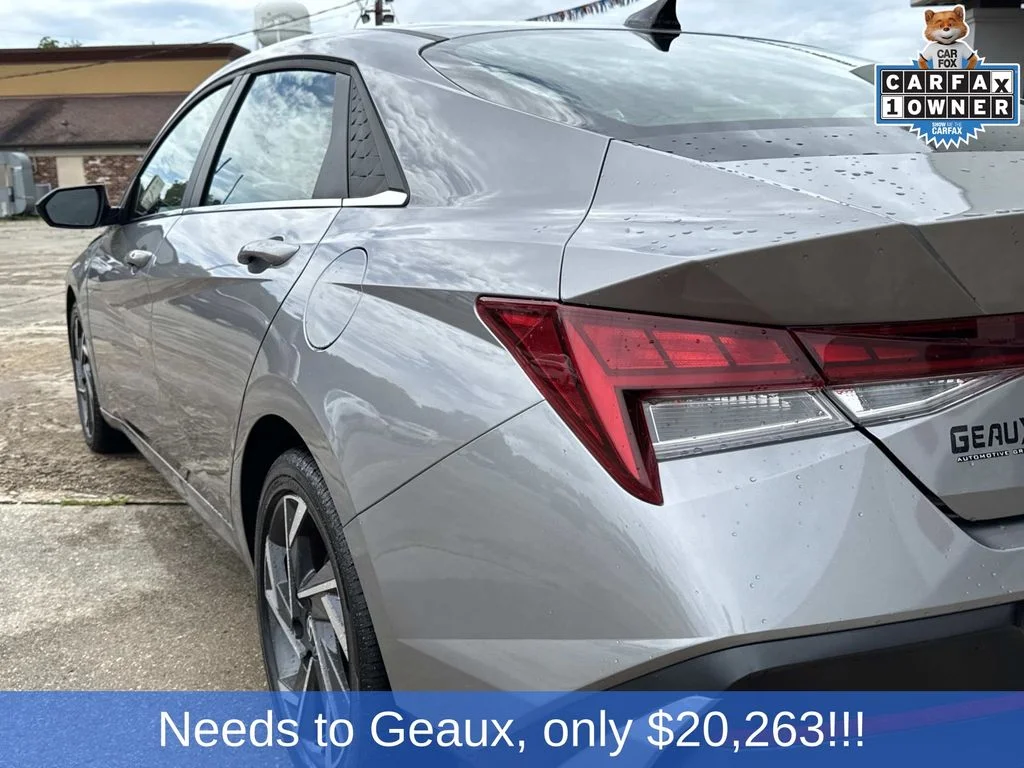 Used 2025 Silver Hyundai SEL Convenience image 11