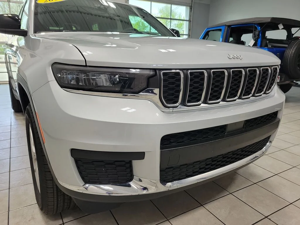 Used 2024 Silver Jeep Laredo image 23