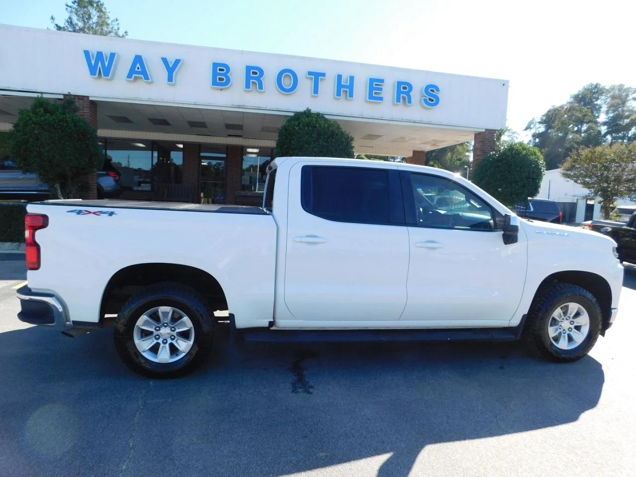 Used 2022 White Chevrolet 4WD CREW CAB 147 in LT W/1L image 1