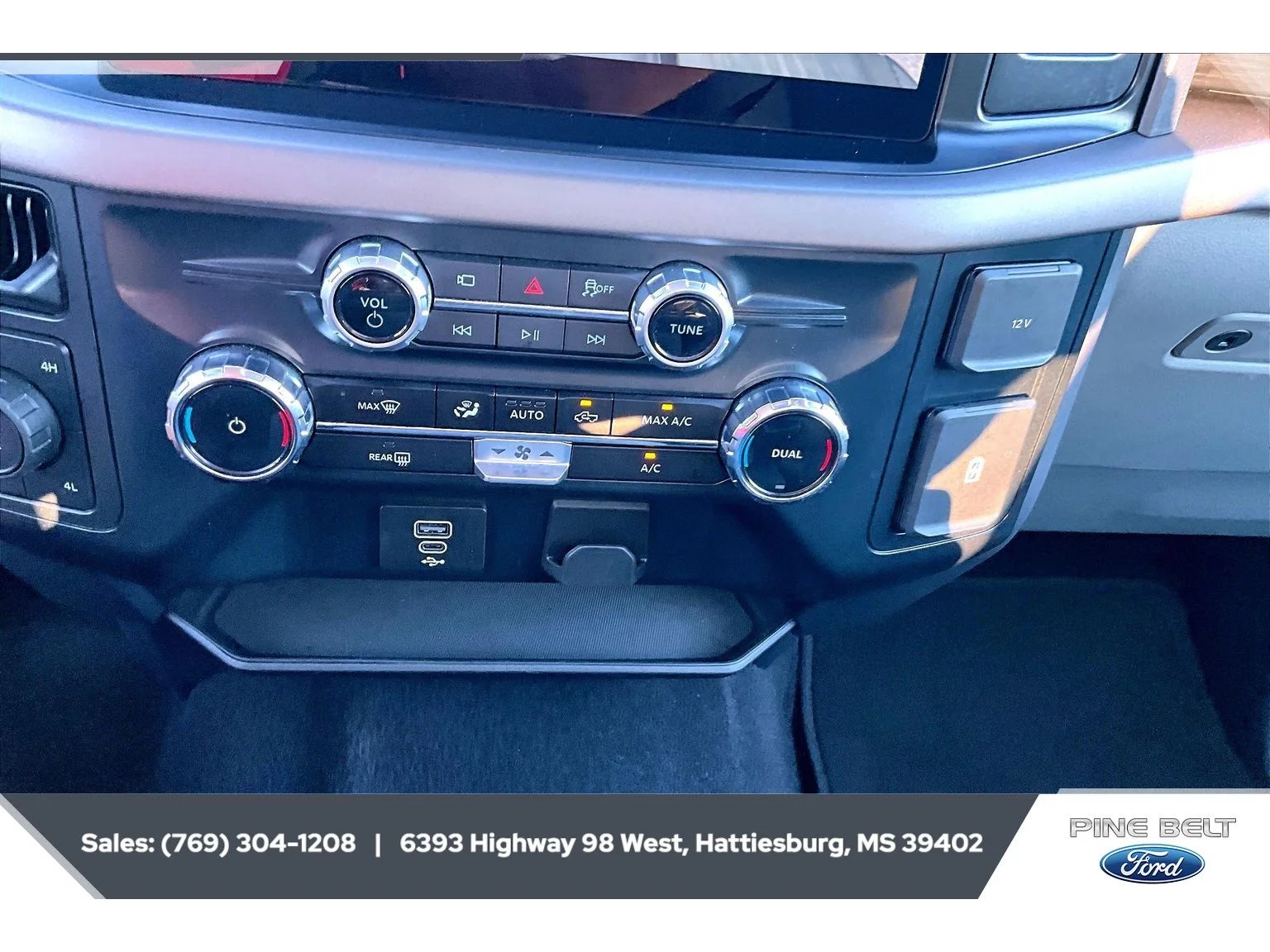 Used 2025 Oxford White Ford XLT image 24