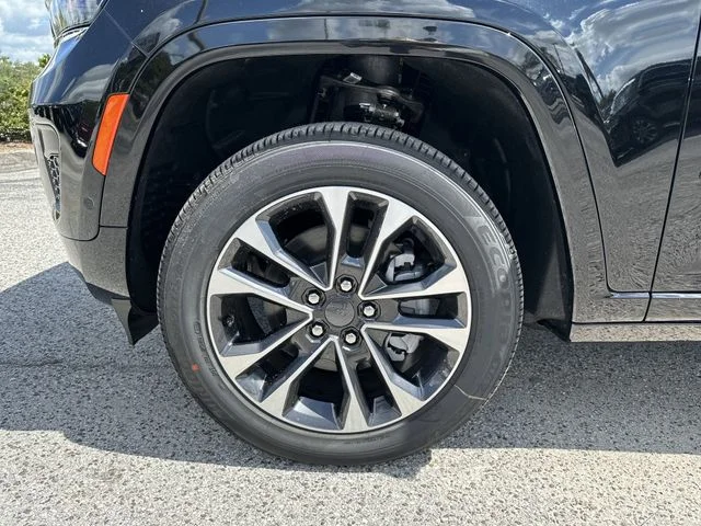 New 2025 Diamond Black Crystal Pearl-Coat Exterior Paint Jeep Overland image 31