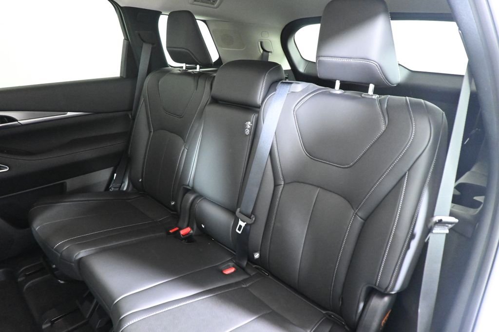 New 2027 RADIANT WHITE INFINITI Luxe AWD image 4