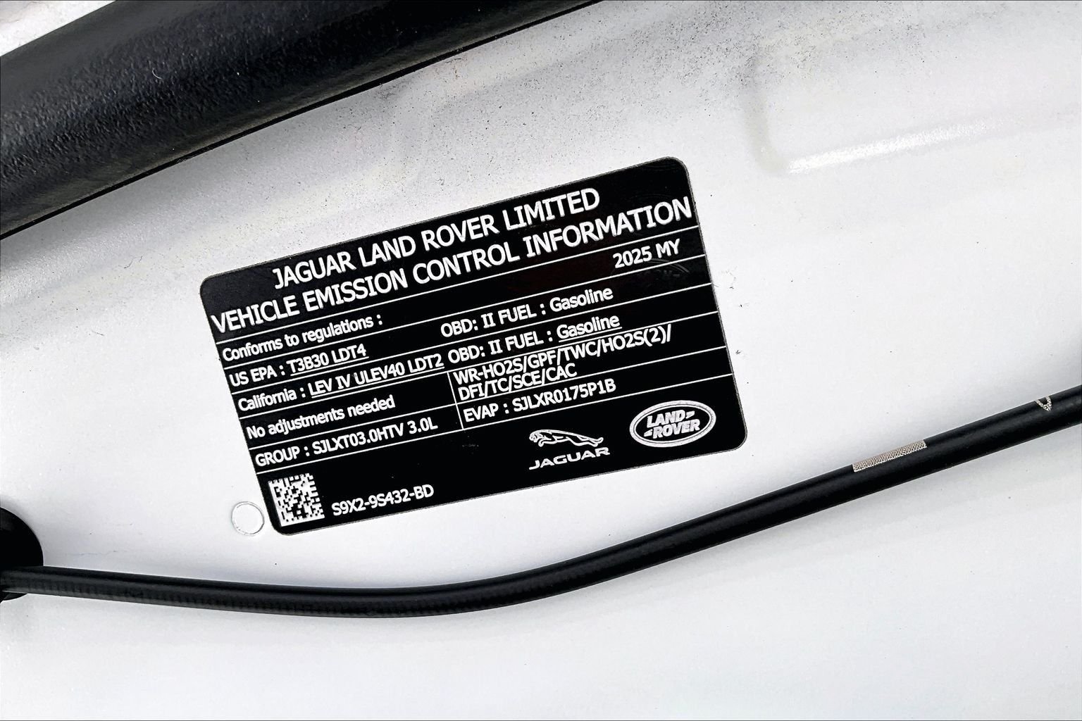 Used 2025 White Land Rover SE image 31