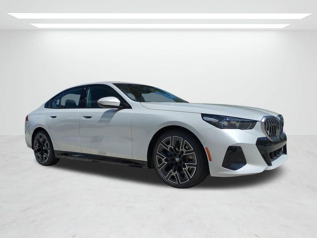 New 2027 Mineral White Metallic BMW 530i xDrive image 2