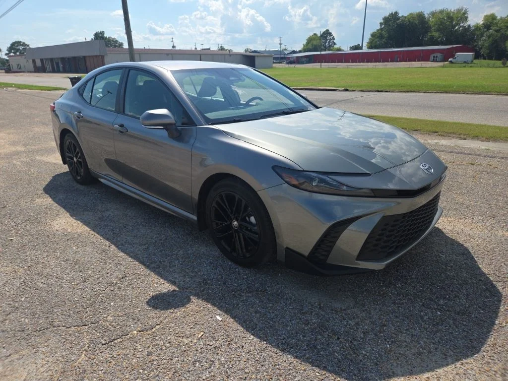 Used 2025  Toyota SE image 1