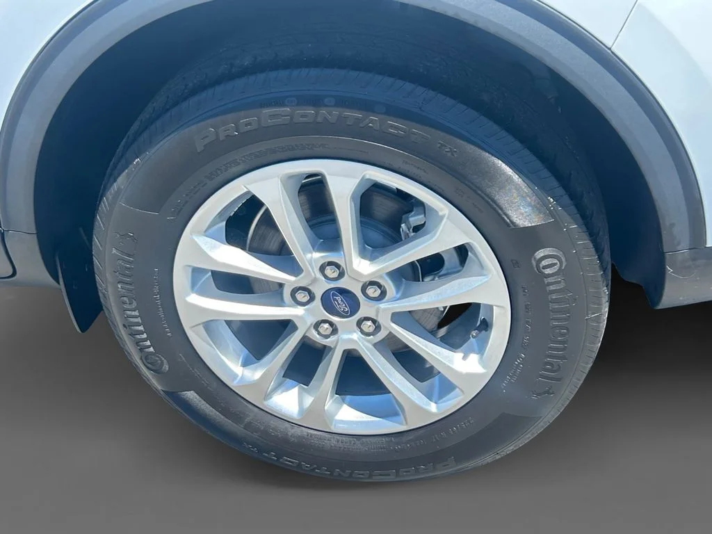 Used 2022 White Ford SE image 10