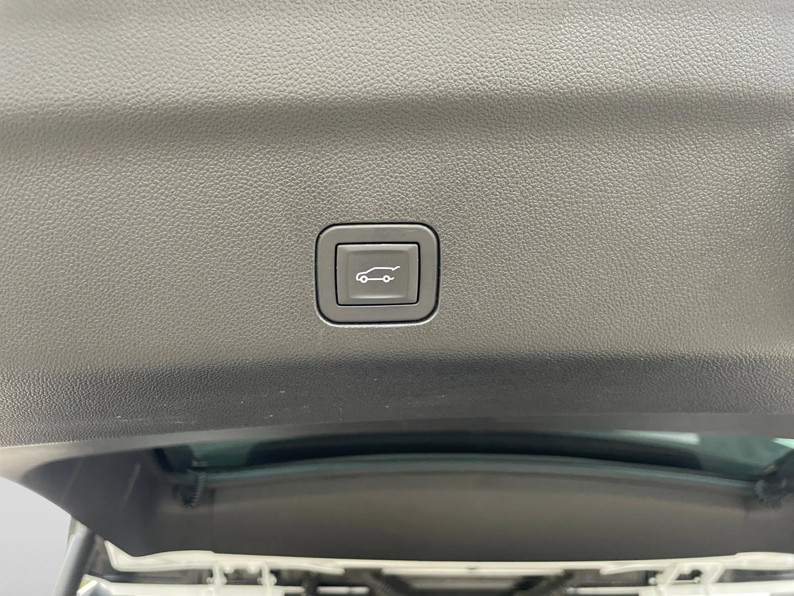 Used 2026 Summit White GMC Elevation 4WD Leather Sunroof Super Cruise Rear Media image 11