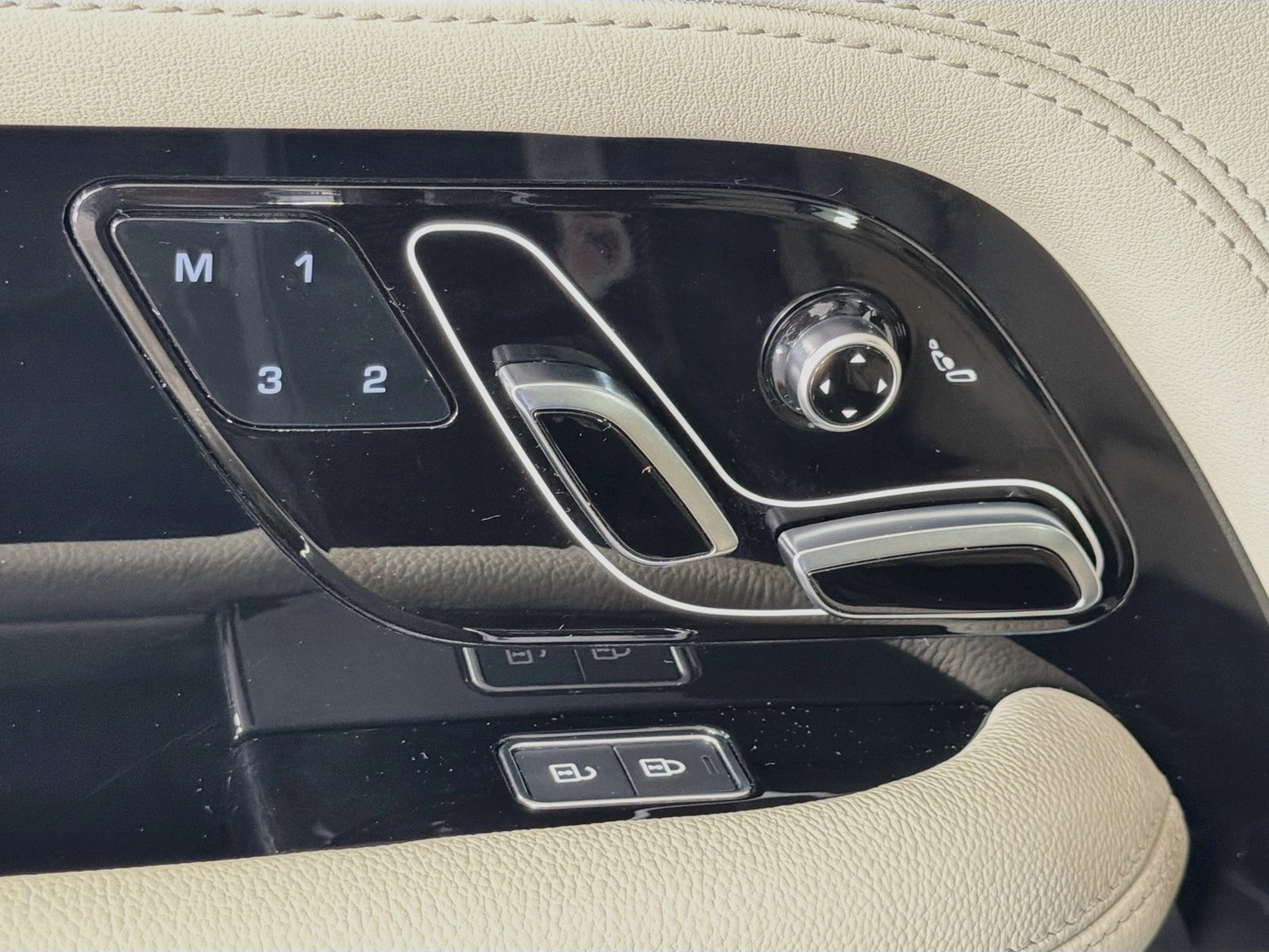 Used 2022 Portofino Blue Metallic Land Rover  image 24