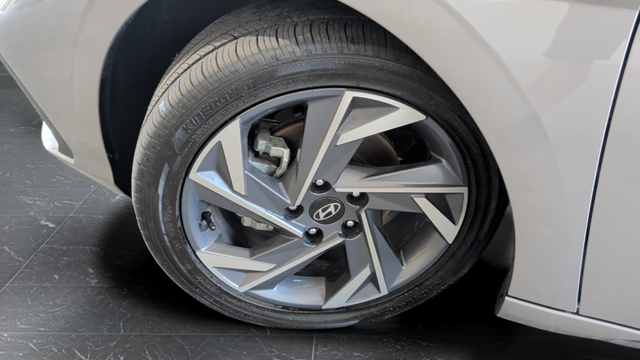 Certified Used 2025 Fluid Metal Hyundai Limited image 37