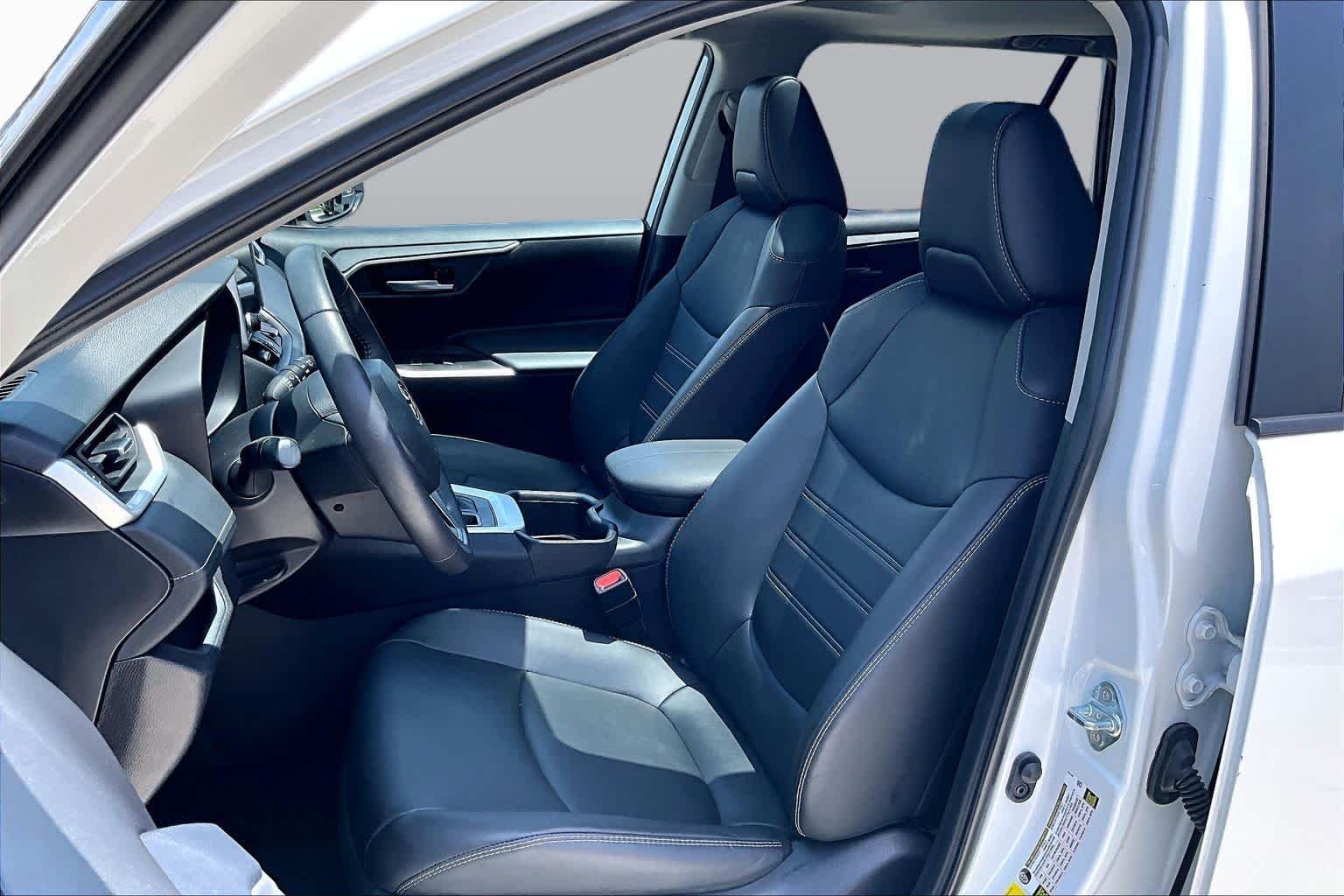 Used 2025 Wind Chill Pearl Toyota XLE Premium image 8