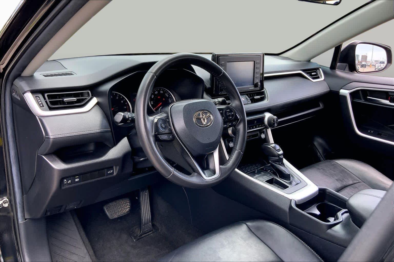 Used 2021 Midnight Black Metallic Toyota XLE Premium image 17