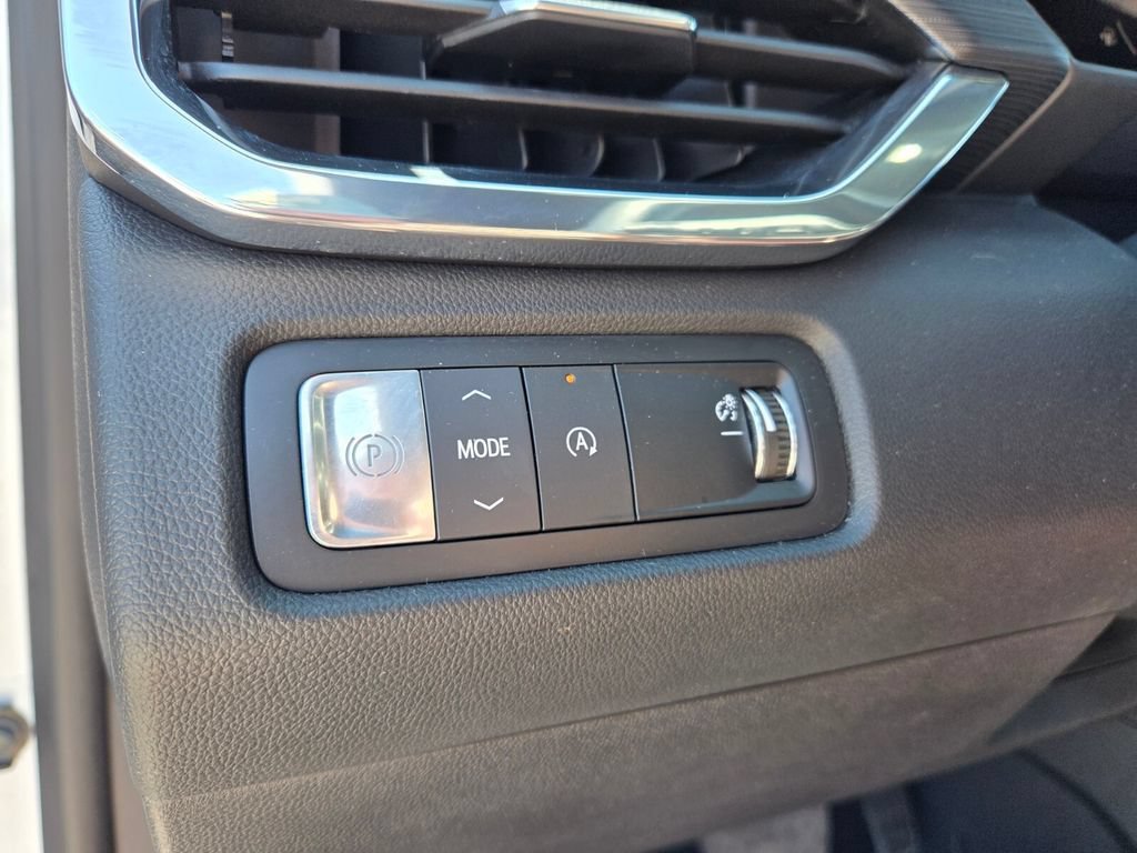 Used 2025 Summit White GMC FWD Elevation image 24