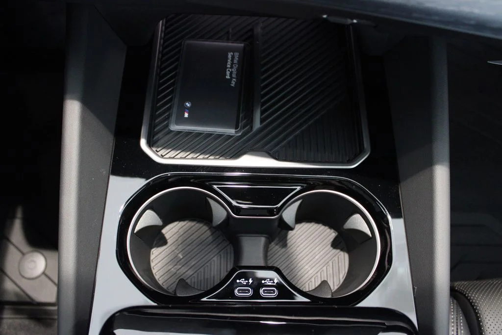 New 2026 Mineral White Metallic BMW 550e xDrive image 17