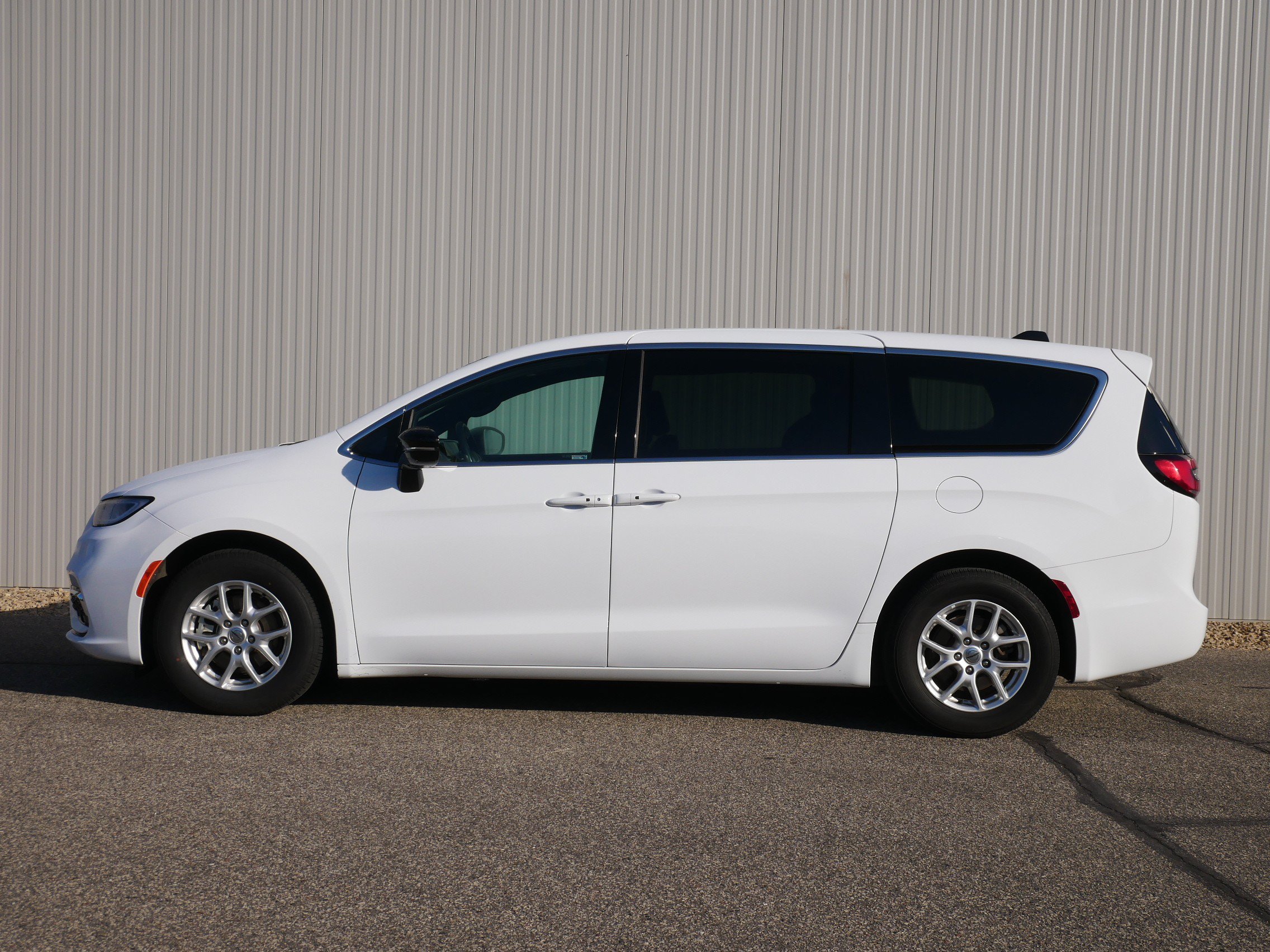 Used 2025 Chrysler Pacifica Select with VIN 2C4RC1BG2SR531451 for sale in Hastings, Minnesota
