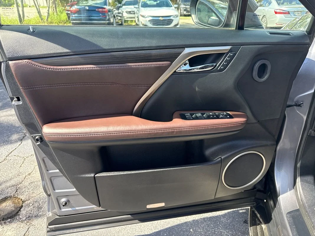 Used 2017  Lexus  image 9