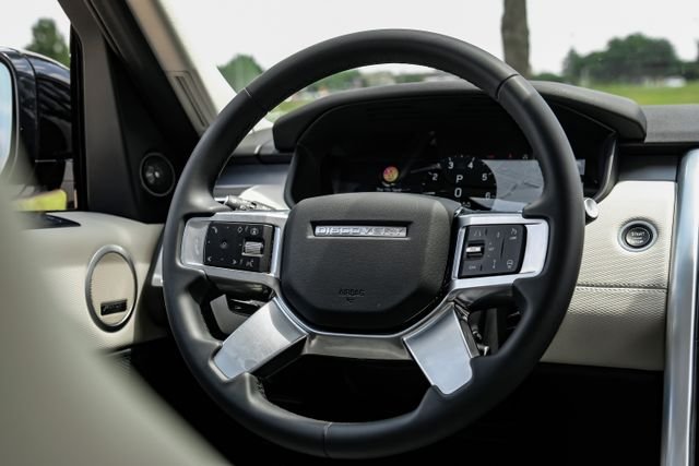 Used 2025 White Land Rover Dynamic SE image 20