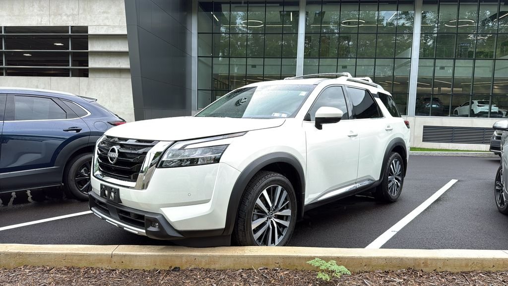 2022 Nissan Pathfinder Platinum 4WD's photo