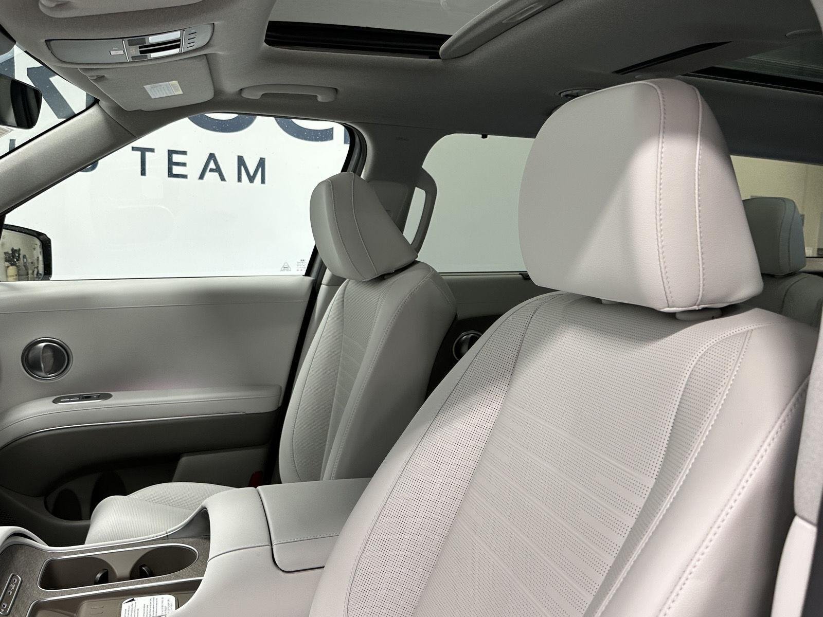 New 2027 Shimmering Silver Hyundai Limited 7P image 27